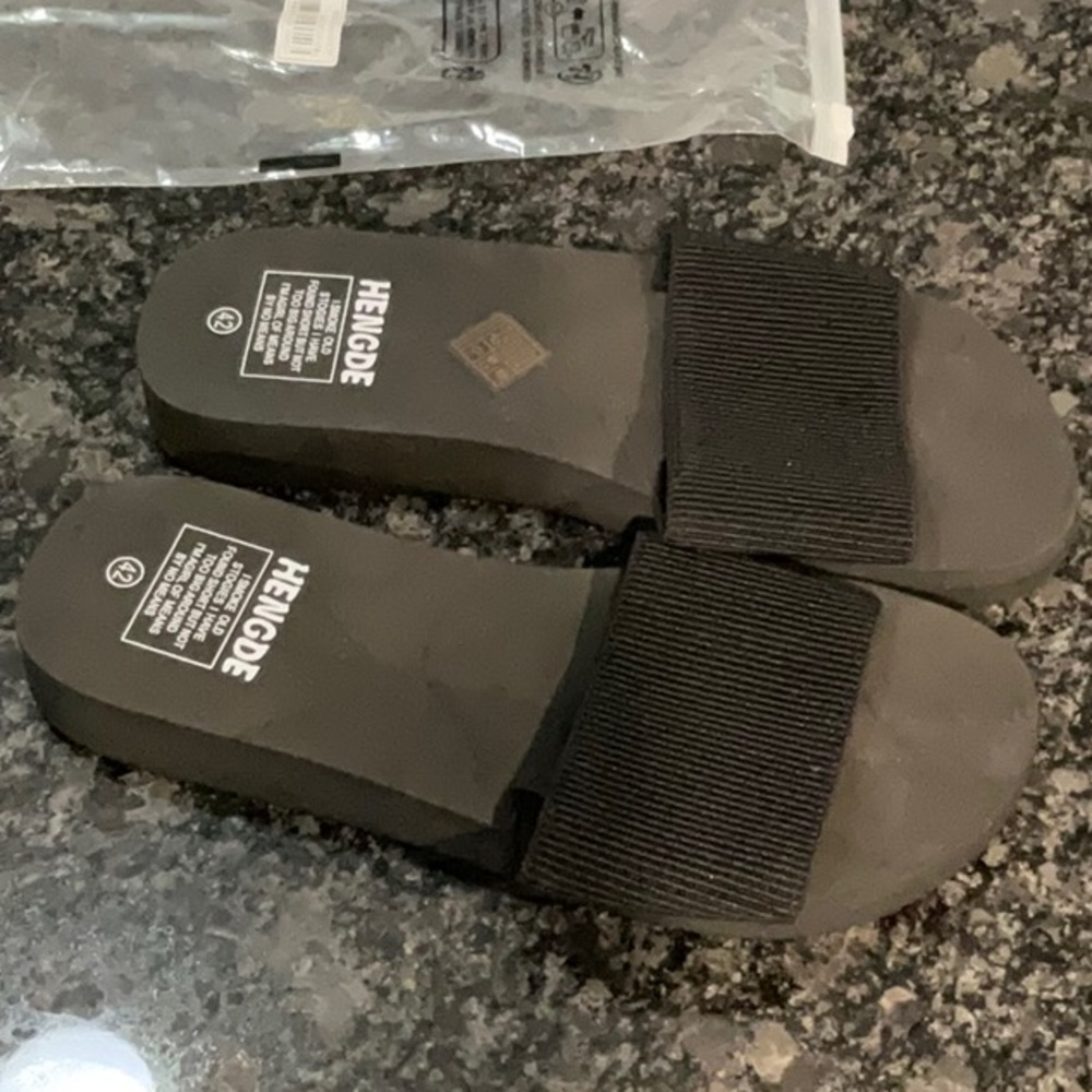 Hengde Black Slide Sandals. Size 10.